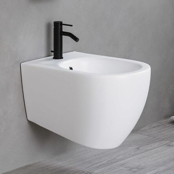 Umělecký bidet, který lze připevnit ke zdi