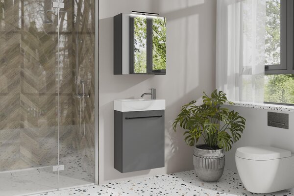 ByLIVING SPREE zrcadlová skříňka / Matný antracitový korpus se zrcadlovými dvířky / Nástěnná skříňka s funkcí tichého zavírání / Včetně LED osvětlení / Koupelnová skříňka se zásuvkou a vypínačem / Š 50, V 60, H 20 cm