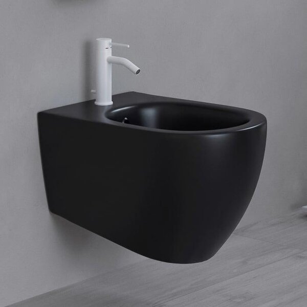 Umělecký bidet, který lze připevnit ke zdi