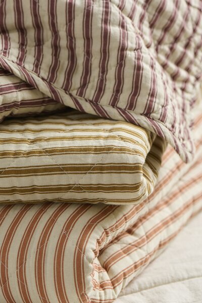 Prošívaný přehoz Sand / Sienna stripes 130 × 180 cm