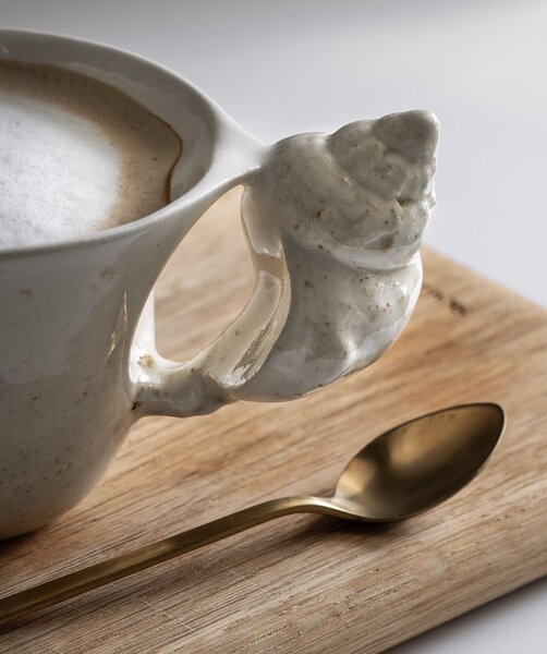 Christina Iversen Studio Porcelánový hrnek s ouškem Konkylie CHI105