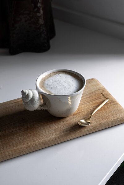 Christina Iversen Studio Porcelánový hrnek s ouškem Konkylie CHI105