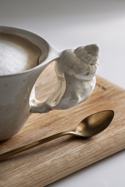 Christina Iversen Studio Porcelánový hrnek s ouškem Konkylie CHI105