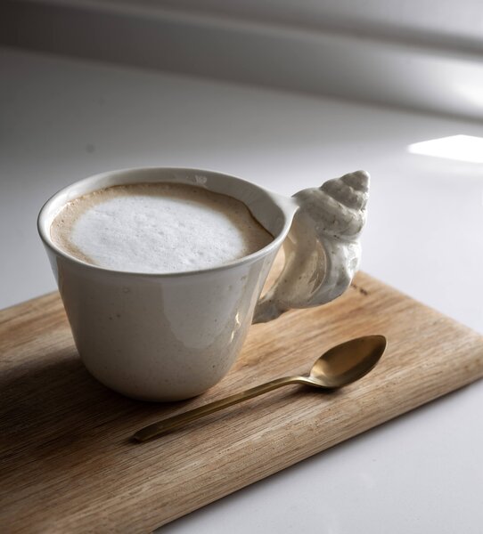 Christina Iversen Studio Porcelánový hrnek s ouškem Konkylie CHI105