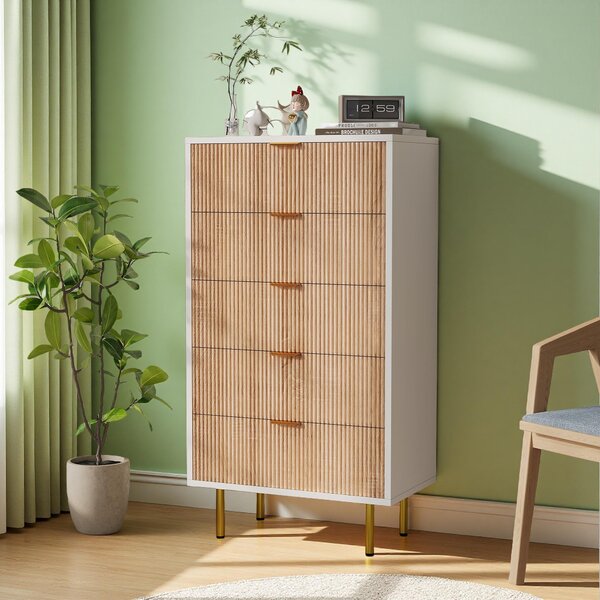 Komoda UnboxG s 5 zásuvkami, rozměry 60 × 34 × 109,8 cm – úložná komoda se zlatými kovovými úchytkami a nožkami, moderní komoda s dekorativním vzorem dřevěných pruhů