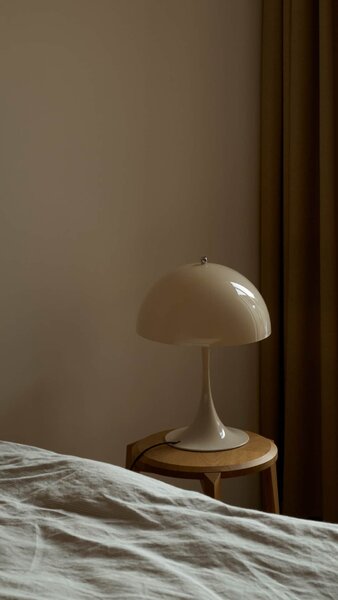 Stolní lampa Panthella 320 Opal Beige
