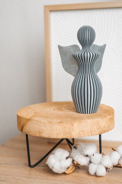 ANDĚL CARO - Designová soška ve tvaru anděla, s jemným vzorem, kamená šeď
