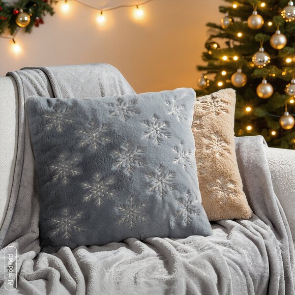 CHLUPATÝ VÁNOČNÍ DEKORAČNÍ POVLAK NA POLŠTÁŘ SNOWY 45X45 CM ŠEDÝ