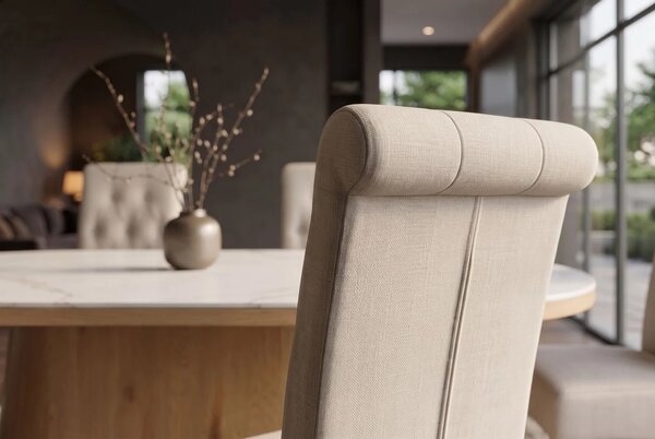 Designová klasická jídelní židle Valentino s béžovým textilním potahem s prošíváním a dřevěnýma nohama 45 cm