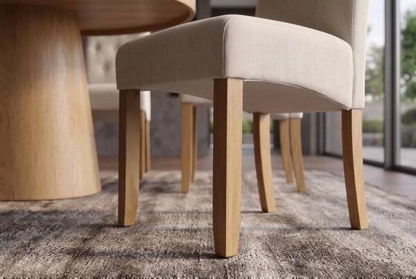 Designová klasická jídelní židle Valentino s béžovým textilním potahem s prošíváním a dřevěnýma nohama 45 cm