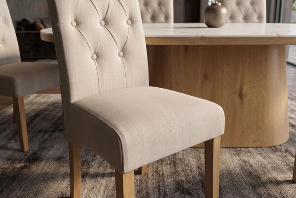 Designová klasická jídelní židle Valentino s béžovým textilním potahem s prošíváním a dřevěnýma nohama 45 cm