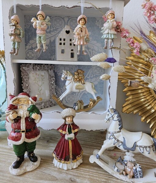 Červená vánoční dekorace socha Santa s dětmi - 10*8*21 cm - Clayre & Eef