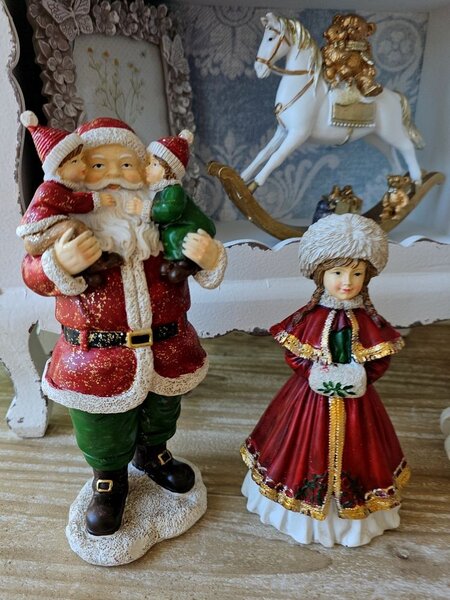 Červená vánoční dekorace socha Santa s dětmi - 10*8*21 cm - Clayre & Eef