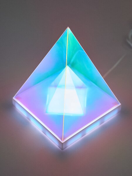 Sinsay - Dekorativní LED lampička ve tvaru pyramidy - vícebarevná