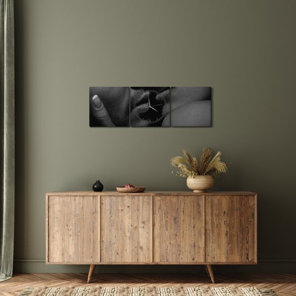 Obraz - Polibek, černobílá fotografie (s hodinami) (90x30 cm)