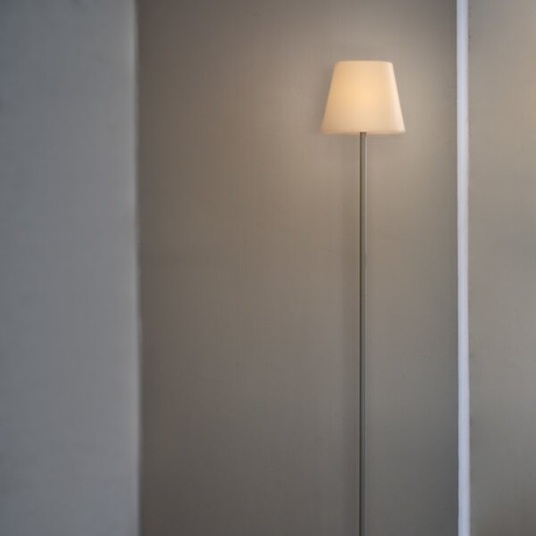Bílá plastová solární stojací LED lampa Kave Home Amaray 120 cm