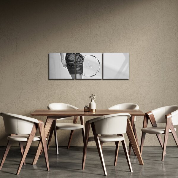 Obraz - Žena v krátkých šatech (s hodinami) (90x30 cm)