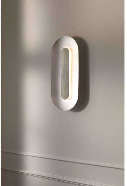 Nuura Aps LED nástěnné světlo Sasi, výška 65 cm, stříbrná, kov, stmívatelný, Chrom / stříbro, Obývací pokoj / jídelna, kov, Skandinávský
