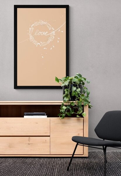 Plakát s nápisem Love v minimalistickém provedení