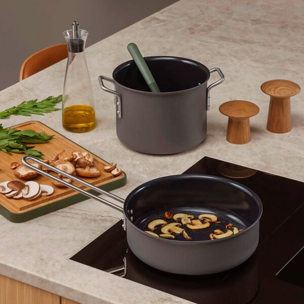 Eva Trio Grey Line Hluboká pánev s keramickým nepřilnavým povrchem 24 cm, bez PFAS, na indukci, do trouby, dánský design, výrobce Eva Solo