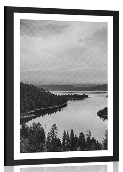 Plakát s paspartou jezero při západu slunce v černobílém provedení
