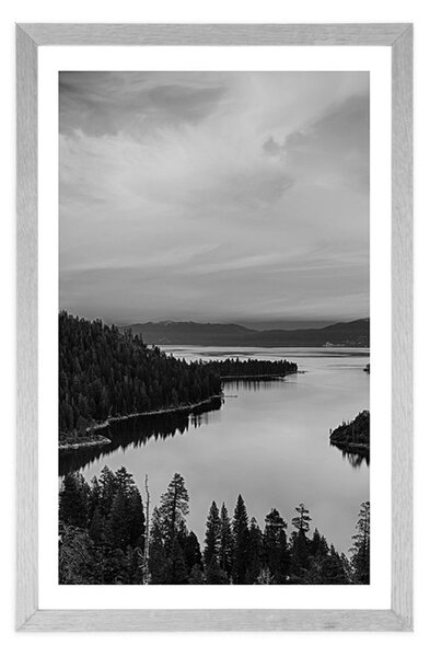 Plakát s paspartou jezero při západu slunce v černobílém provedení