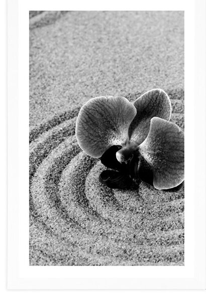 Plakát s paspartou písčitá Zen zahrada s orchidejí v černobílém provedení
