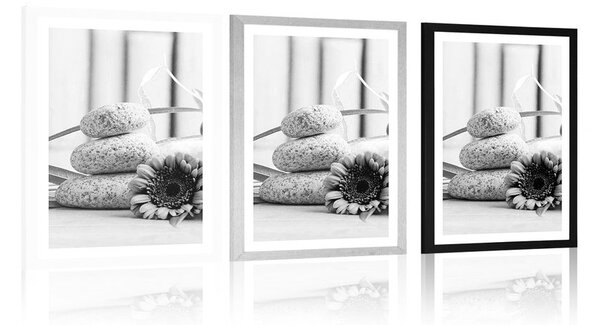 Plakát s paspartou meditační a wellness zátiší v černobílém provedení