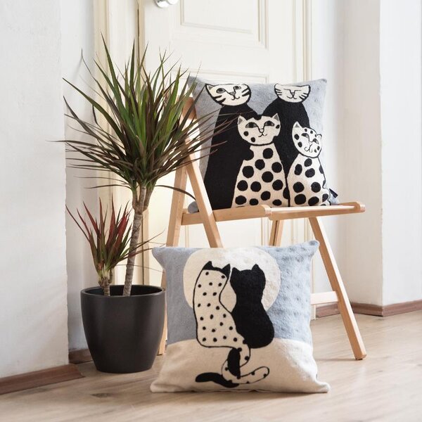 Povlak ART WOOL cat family smetanovočerná 45 x 45 cm
