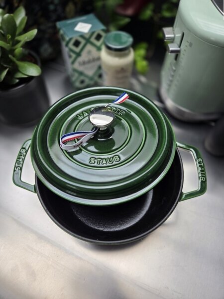 Oválný litinový hrnec Staub 31 cm, bazalka