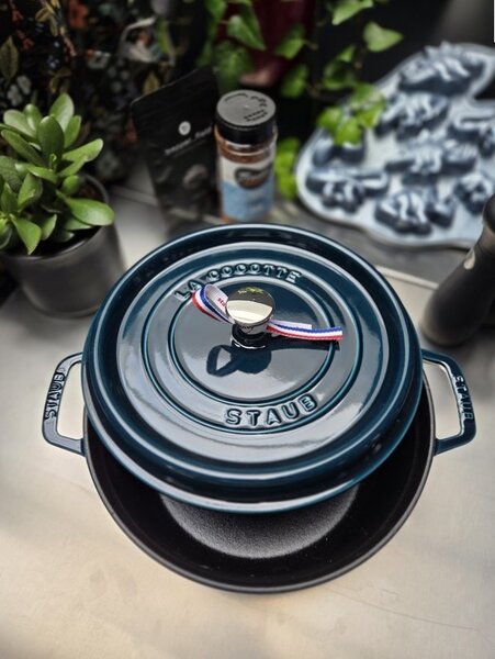 Litinový hrnec Staub 26 cm, mořská modř