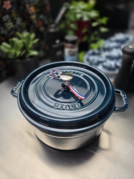 Litinový hrnec Staub 26 cm, mořská modř