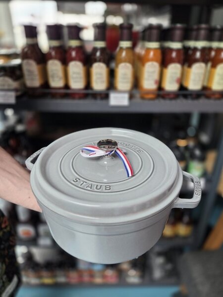 Litinový hrnec Staub 20 cm, šedý