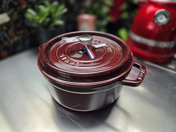 Litinový hrnec Staub 22 cm, grenadina