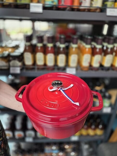 Litinový hrnec Staub 26 cm, višeň