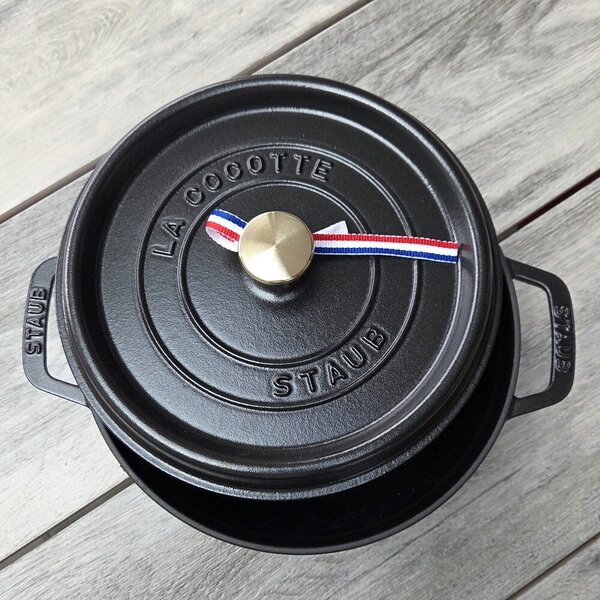 Litinový hrnec Staub 28 cm, černý