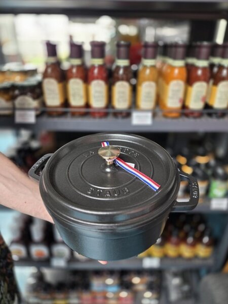 Litinový hrnec Staub 28 cm, černý