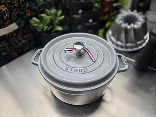 Litinový hrnec Staub 20 cm, šedý