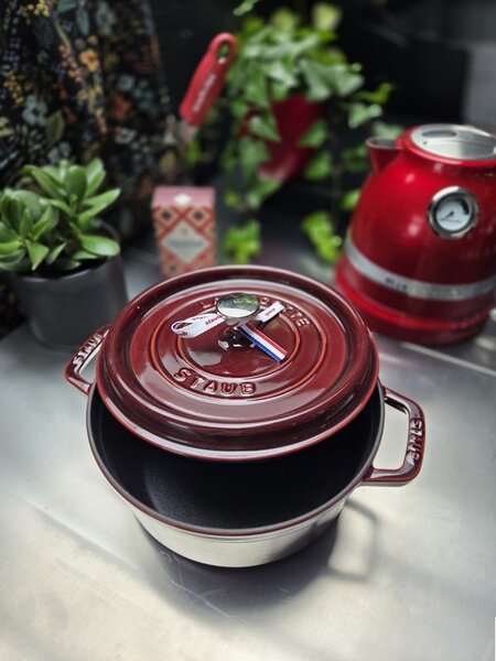Litinový hrnec Staub 22 cm, grenadina