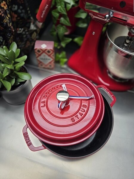 Litinový hrnec Staub 26 cm, višeň