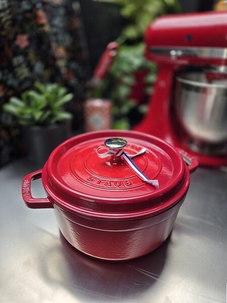 Litinový hrnec Staub 26 cm, višeň