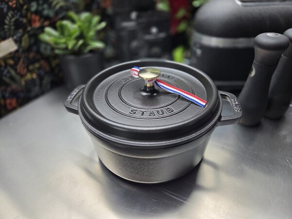 Litinový hrnec Staub 28 cm, černý