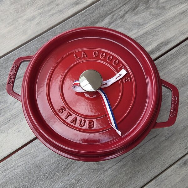 Litinový hrnec Staub 26 cm, višeň