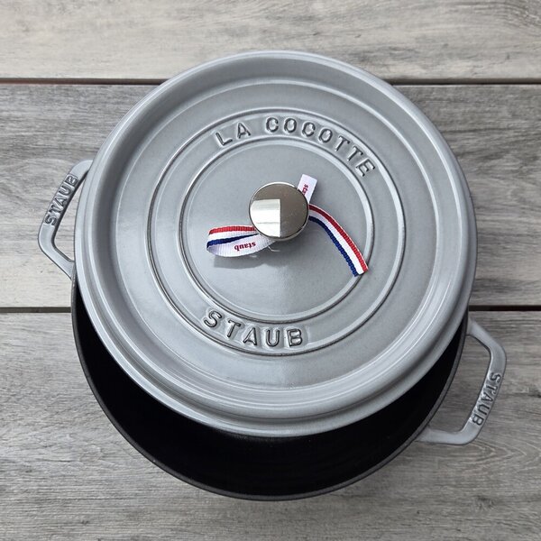 Litinový hrnec Staub 20 cm, šedý