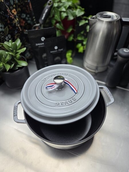 Litinový hrnec Staub 20 cm, šedý
