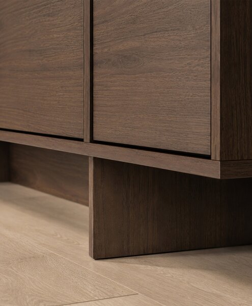 Čtyřdveřová komoda Zolia 180 cm na kuchyňském soklu - ořech elegant