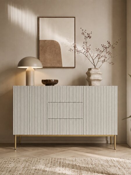 Moderní komoda Nicole 150 cm s šuplíky a ryhovaným čelem - kašmír / zlaté nožky