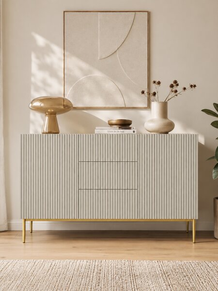 Moderní komoda Nicole 150 cm s šuplíky a ryhovaným čelem - kašmír / zlaté nožky