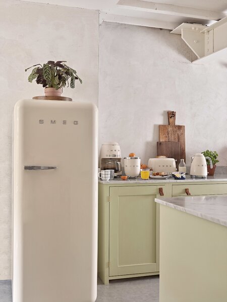 Smeg KLF03CREU. Rychlovarná konvice 50's Style krémová