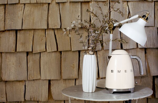 Smeg KLF03CREU. Rychlovarná konvice 50's Style krémová